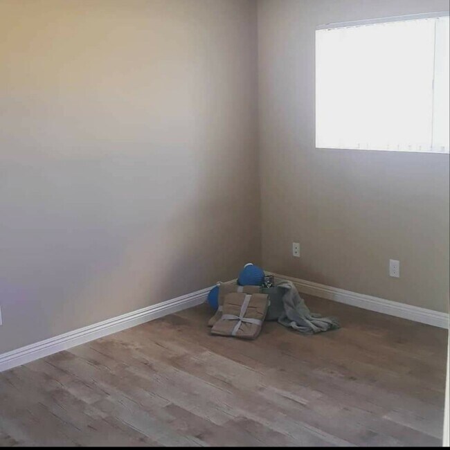 Building Photo - 9146 Somerset Blvd