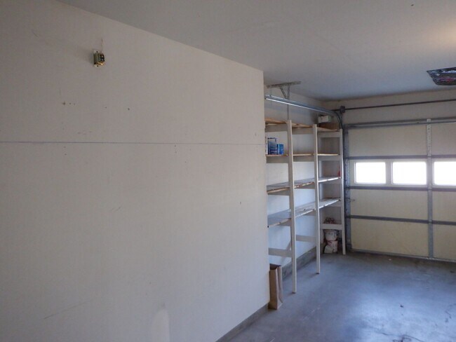 Building Photo - 3 Bed/2.5 Bath NE Bend Single Family Home with Hot Tub