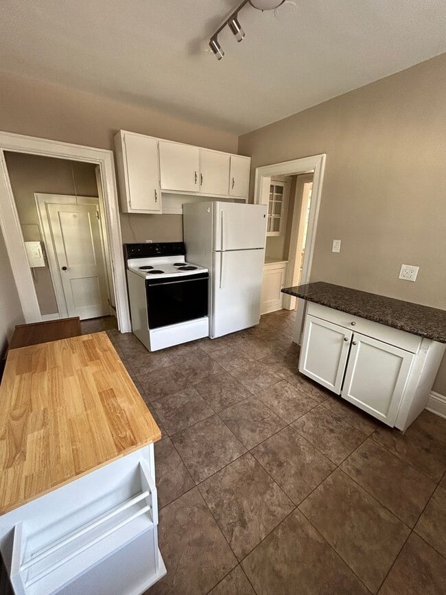 Building Photo - Charming 1920s Home in Five Points – Available April 4th