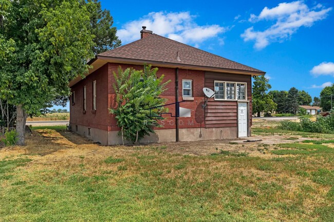 Building Photo - Check Out This 2 Bedroom Farm Home!