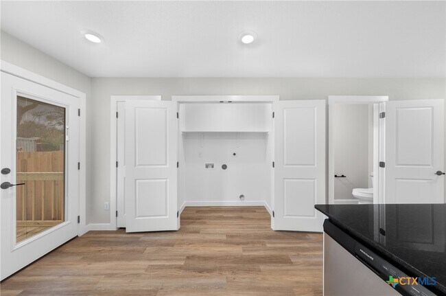 Building Photo - 323 S Burnet St