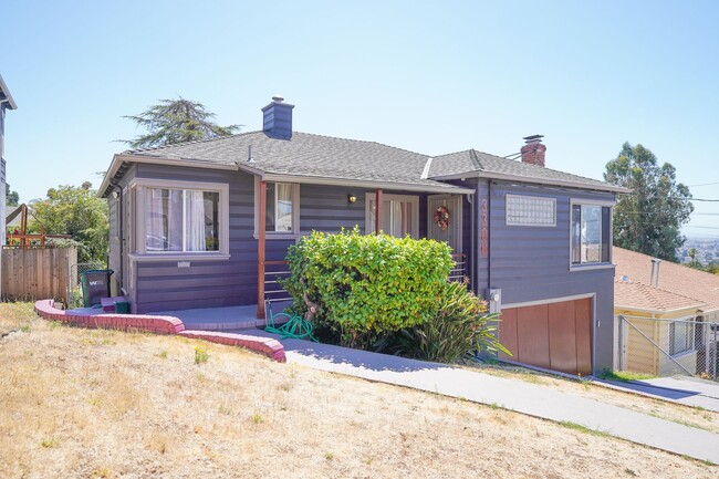 Building Photo - 1944 Oakland Home With Amazing Views!