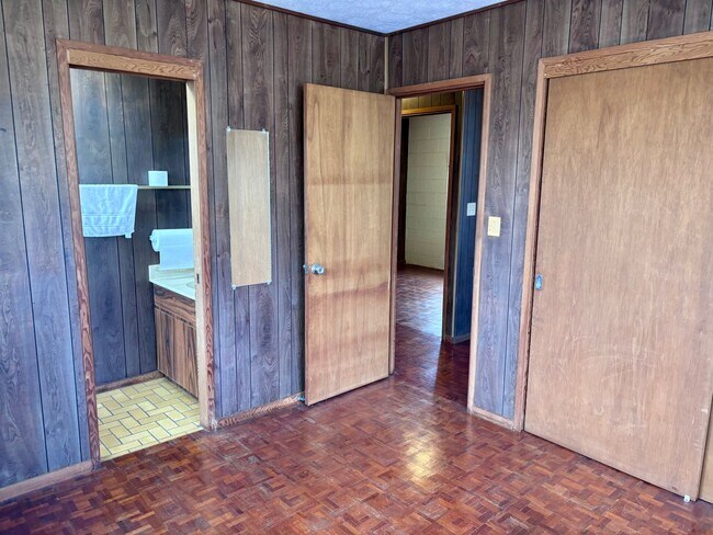 Building Photo - Available September 9, 2026 | A 3 Bedroom + Den, 1.5 bath duplex with 2 parking nested in Kaimuki