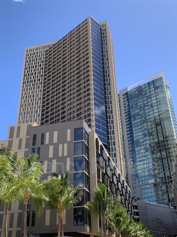 Building Photo - 987 Queen St
