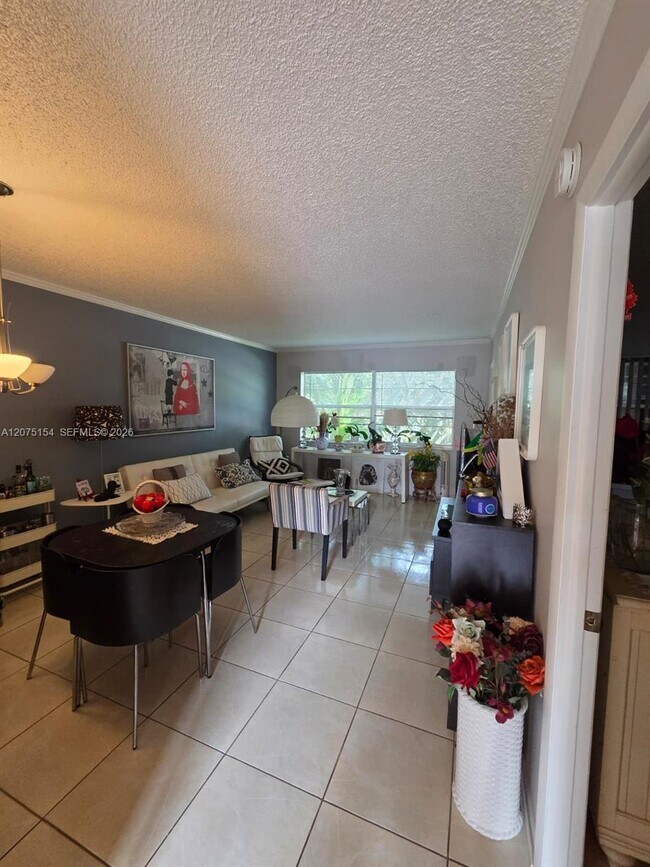 Building Photo - 5181 W Oakland Park Blvd