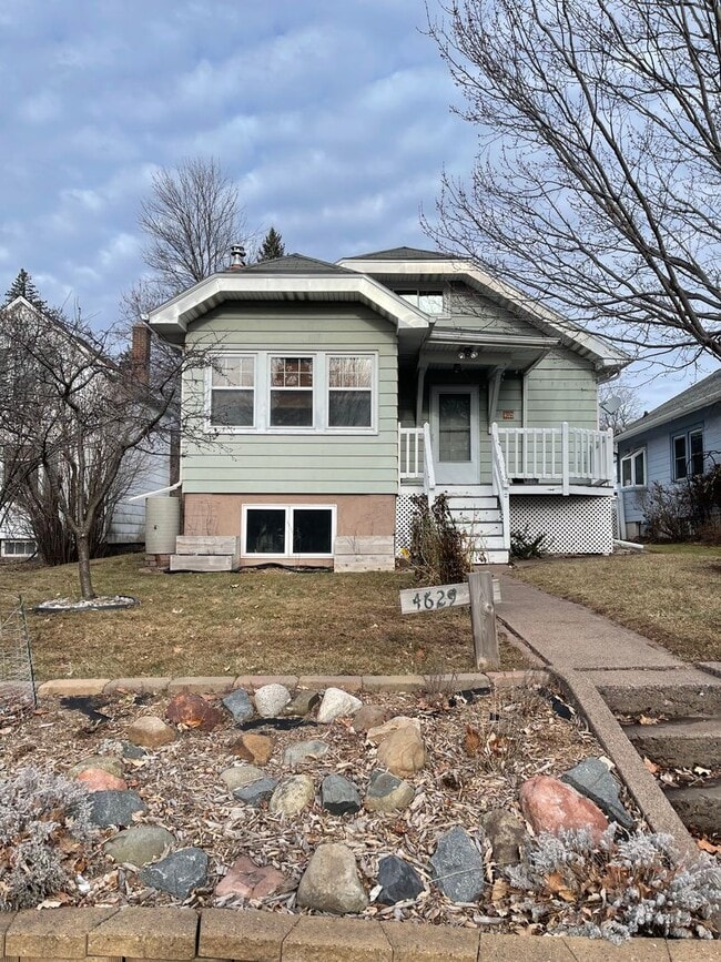 Building Photo - AVAILABLE JULY - 3 BEDROOM/1.5 BATHROOM HOME