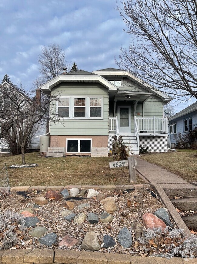 Building Photo - AVAILABLE JULY - 3 BEDROOM/1.5 BATHROOM HOME