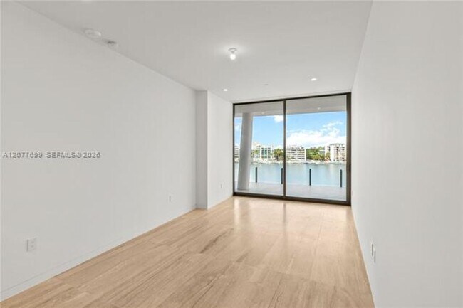 Building Photo - 5 Grove Is
