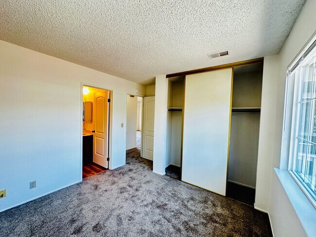 Building Photo - Bridgeview top floor condo with tree top w...