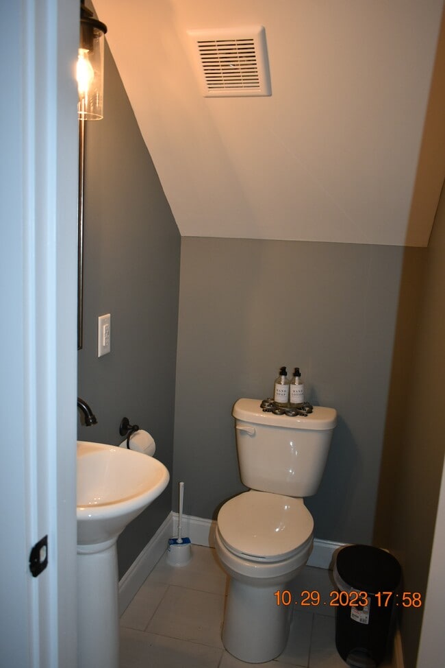 1/2 bath/powder room - 1732 Arbor Hills Dr SE