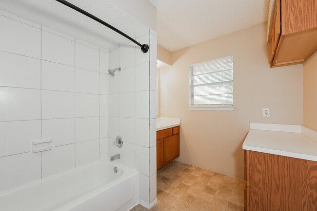 Building Photo - 831 Nature Dr