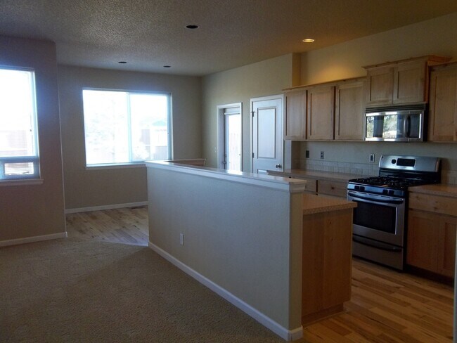 Building Photo - VIDEOTOUR: Stunning Home with Lots of Spac...