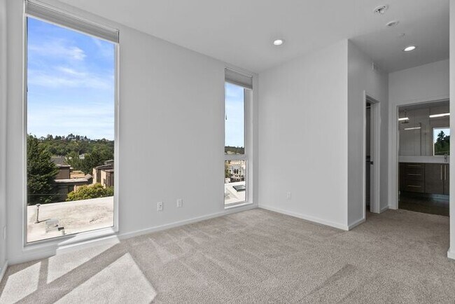 Building Photo - Stunning Columbia City Townhome w/ Views and AC (1st Month Free)