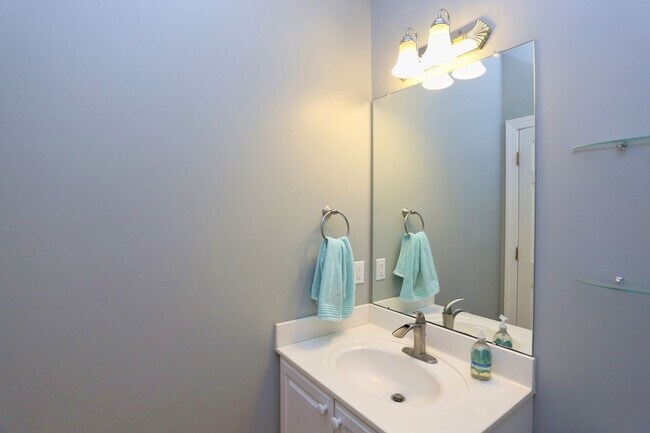 Building Photo - End Unit Townhome in the Heart of Chapel Hill