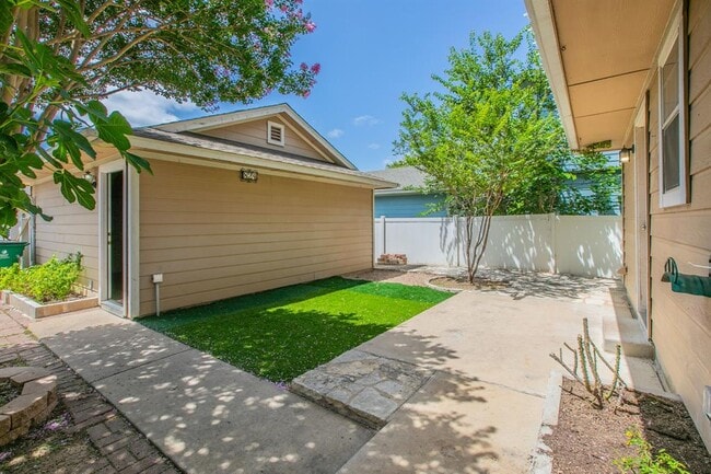 Building Photo - 824 Palo Duro Dr