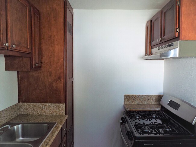 Kitchen - 7642 Comstock Ave