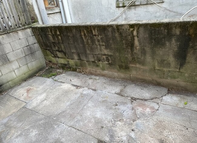 Building Photo - 612 Cross St