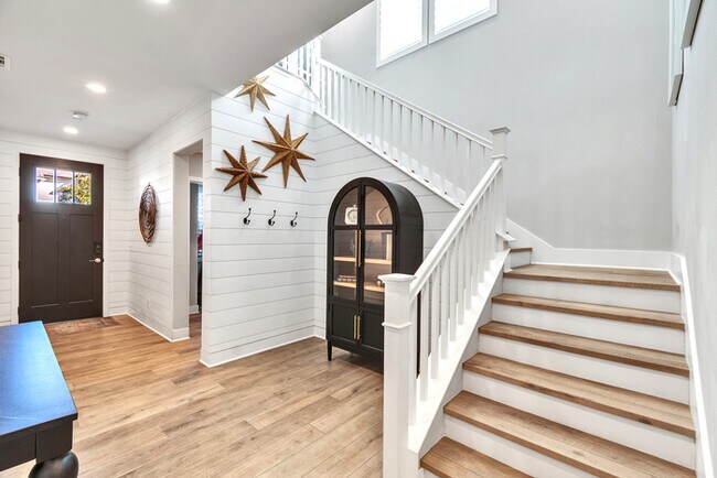 Building Photo - Light and bright 4 bedroom 3 bath beauty i...