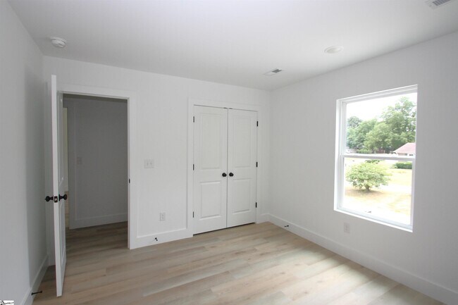 Building Photo - 404 Sierra Rd
