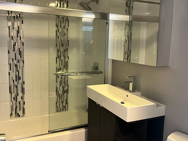 Building Photo - 502 Oak St