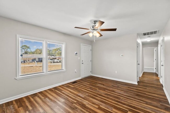 Building Photo - Newly Remodeled Hubert Home