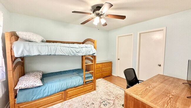 Building Photo - Darling Fully Furnished Guest Home Unit wi...