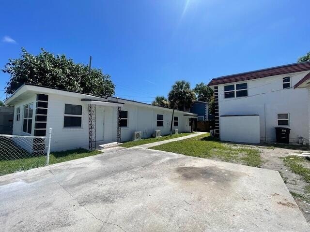 Building Photo - 304 N Tamarind Ave