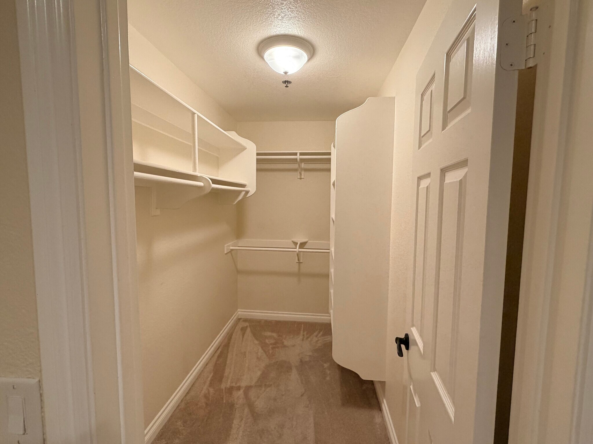 Building Photo - 653 Oak Run Trl