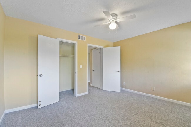 Building Photo - 40 Club House Dr