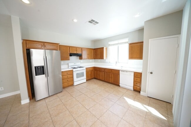 Building Photo - SHOWINGS AVAILABLE NOW