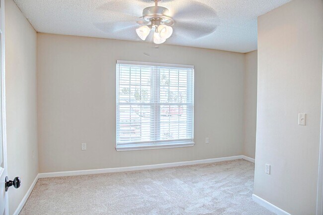 Building Photo - One bedroom apartment available now