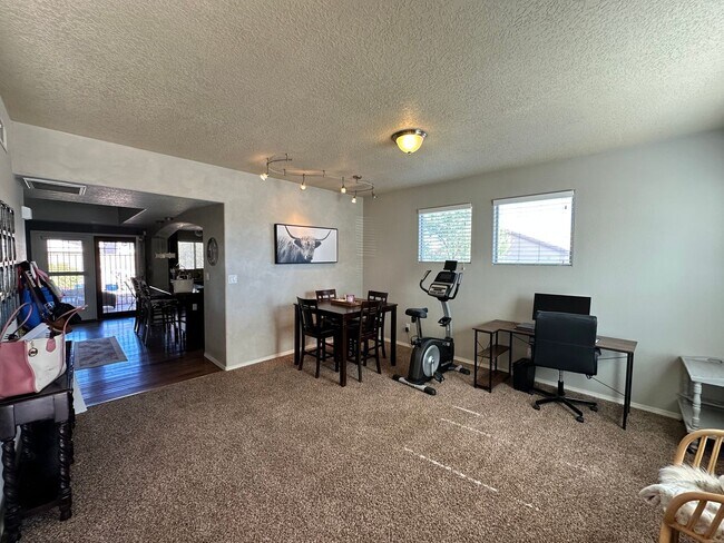 Building Photo - Available Dec 10th! 3bed 2bath