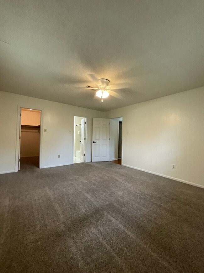Building Photo - 1018 Meadow Brook Street
