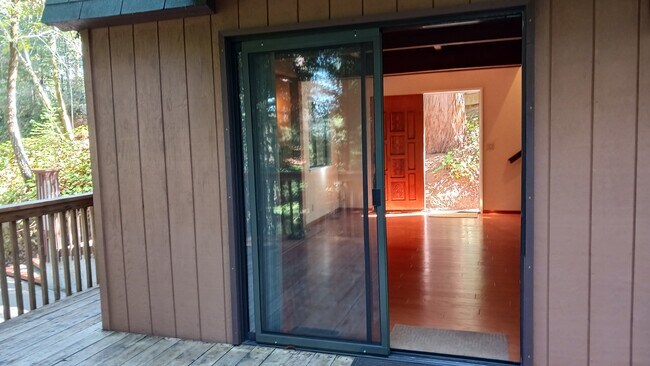 Building Photo - 10483 Woodside Dr