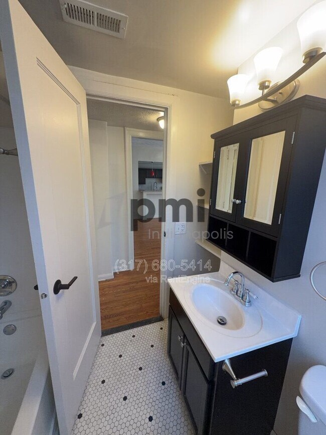 Building Photo - 1 W 28th St