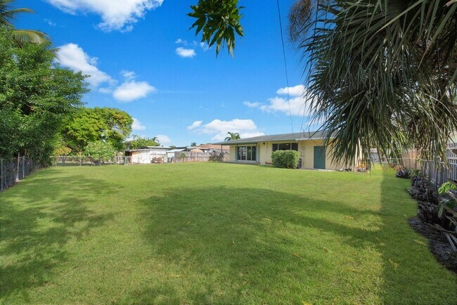 Building Photo - 2022 Collier Ave