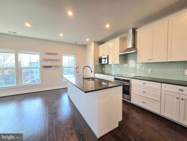 Building Photo - 820 Fern Pl NW