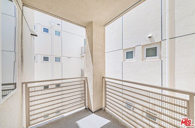 Building Photo - 436 S Virgil Ave