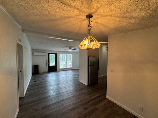 Building Photo - "Charming 1-Bedroom Retreat with Full & Ha...