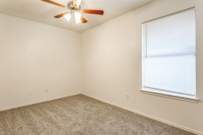 Building Photo - Cute 3 Bedroom 2 Bath 2 Car Garage One Sid...