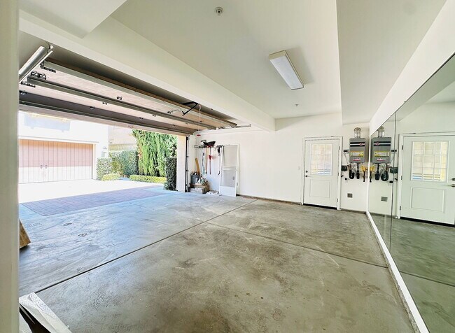 Building Photo - "Charming 3-Bedroom Sanctuary in Irvine: Spacious 2,100 Sq Ft Haven on Cherry Tree"