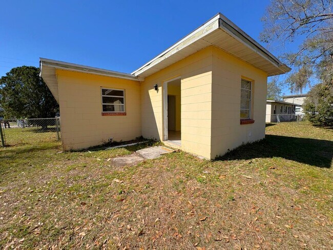 Building Photo - Charming 2 Bedroom Home with Fenced Yard & Screened Patio – Prime Location!
