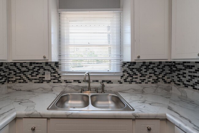 Building Photo - $1,250 - 3 bed/1 bath single-family home f...