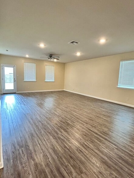 Building Photo - 1805 E Lakeshore Lndg Dr