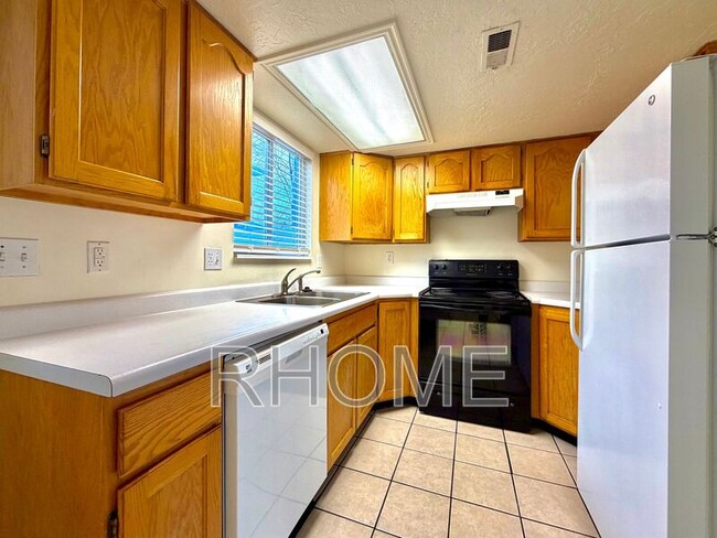 Building Photo - 326 Fenton Ave