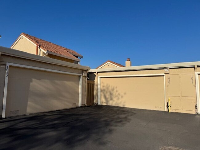 Building Photo - Wonderful, single level townhome w/attached garage available for move-in now!