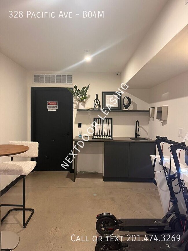 Building Photo - 328 Pacific Ave