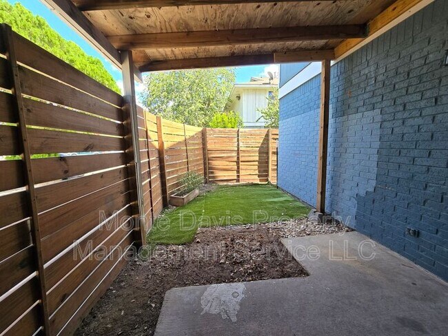 Building Photo - 1309 Southport Dr