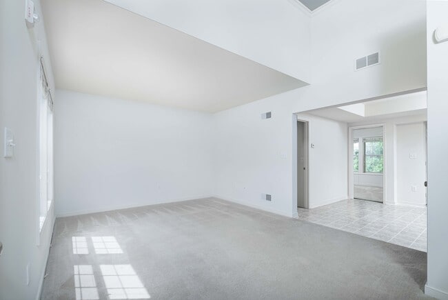 Building Photo - 526 Talon Dr