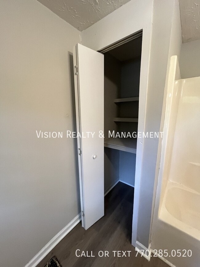 Building Photo - 1303 Elm St